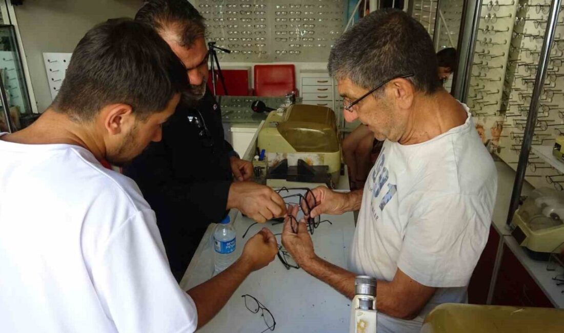 Mardin’in Artuklu ilçesi Birinci Cadde’de 59 yıldır gözlükçülük yapan 69