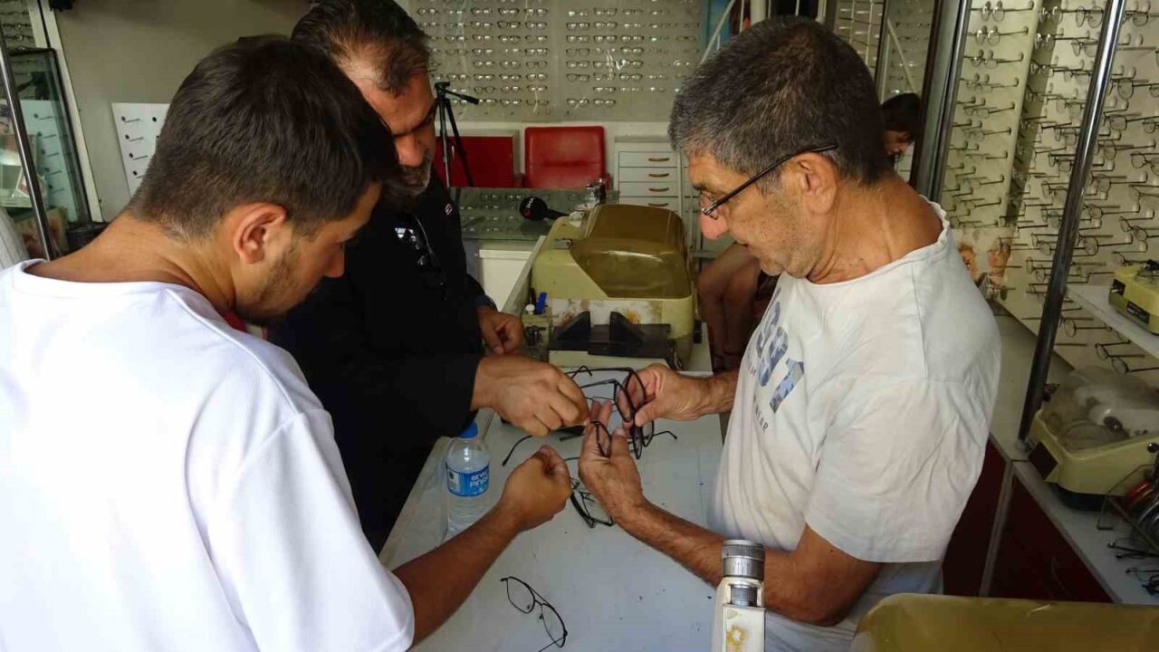 Mardin’in Artuklu ilçesi Birinci Cadde’de 59 yıldır gözlükçülük yapan 69