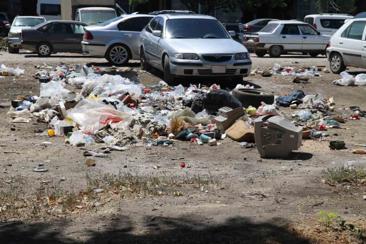 Eskişehir Küçük Sanayi Sitesi’nde boş alana atılan çöpler çevre kirliliğine