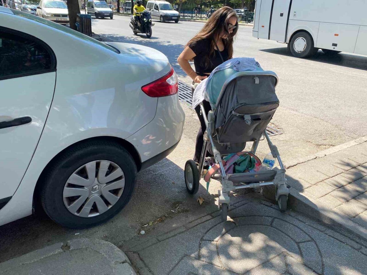 Eskişehir’de bir aracın engelli ve bebek arabası geçiş alanını işgal