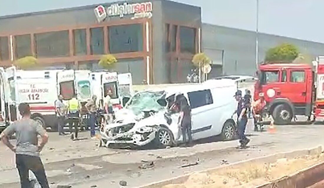 Eskişehir’de tıra arkadan çarpan panelvan araçta bulunan 3 kişi yaralanırken,