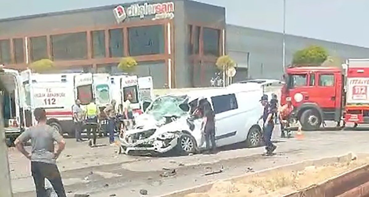 Eskişehir’de tıra arkadan çarpan panelvan araçta bulunan 3 kişi yaralanırken,