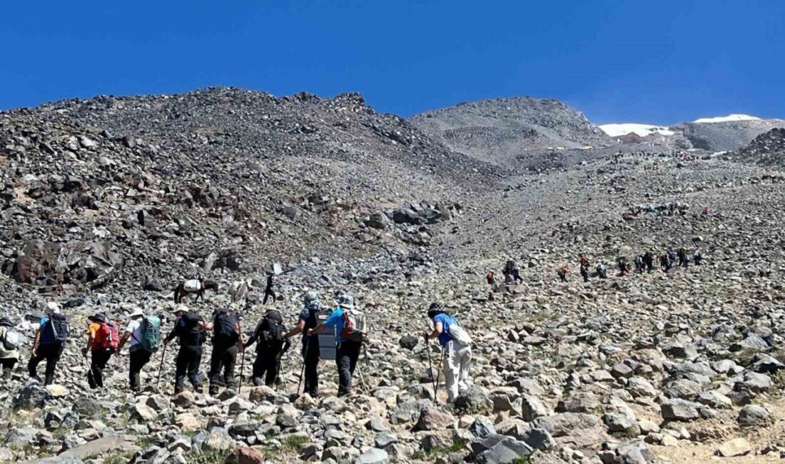 Eskişehirli 4 dağcı, Ağrı Dağı’nın en tepe noktasına tırmanarak Türk