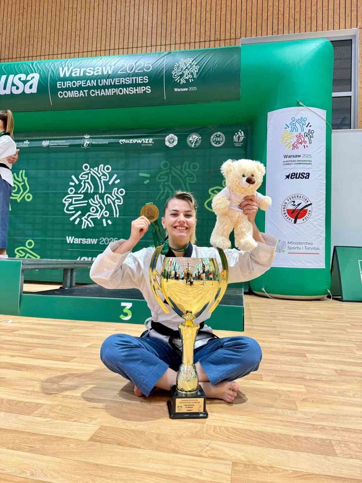 Anadolu Üniversitesi Sporcusu olan Dünya ve Avrupa taekwondo şampiyonu Gülsena