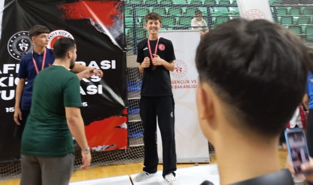 Kütahya’da 20 ilden 800’e yakın sporcunun katıldığı Zafer Kupası Kick