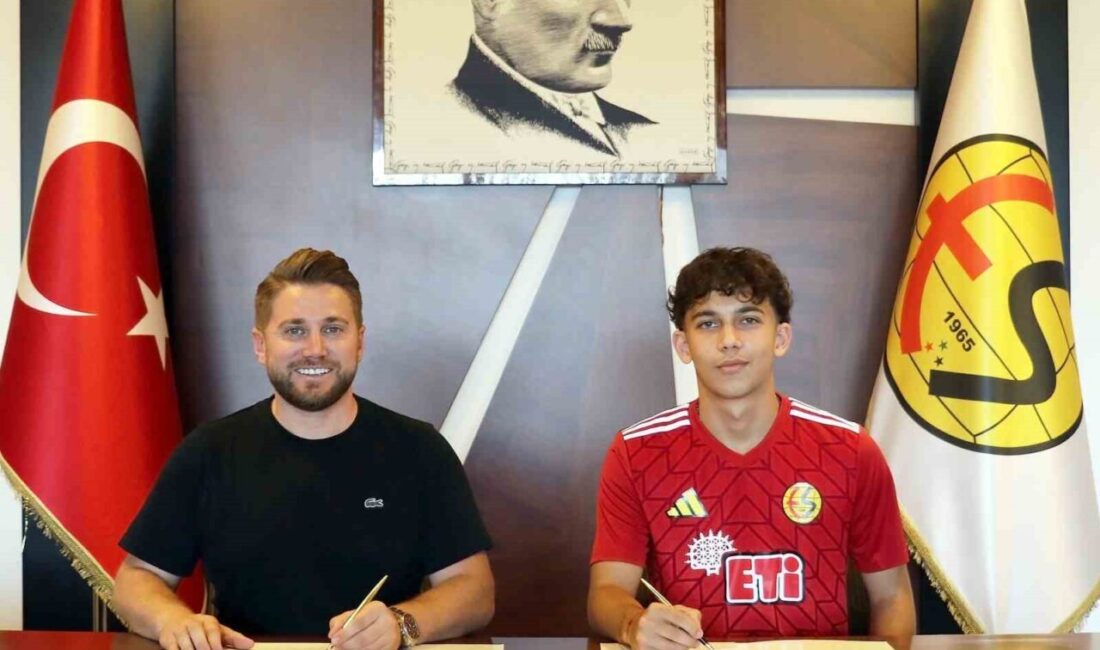 Eskişehirspor geçen sezon U19 takımında oynayan Ozan İsmail Cörüt ile
