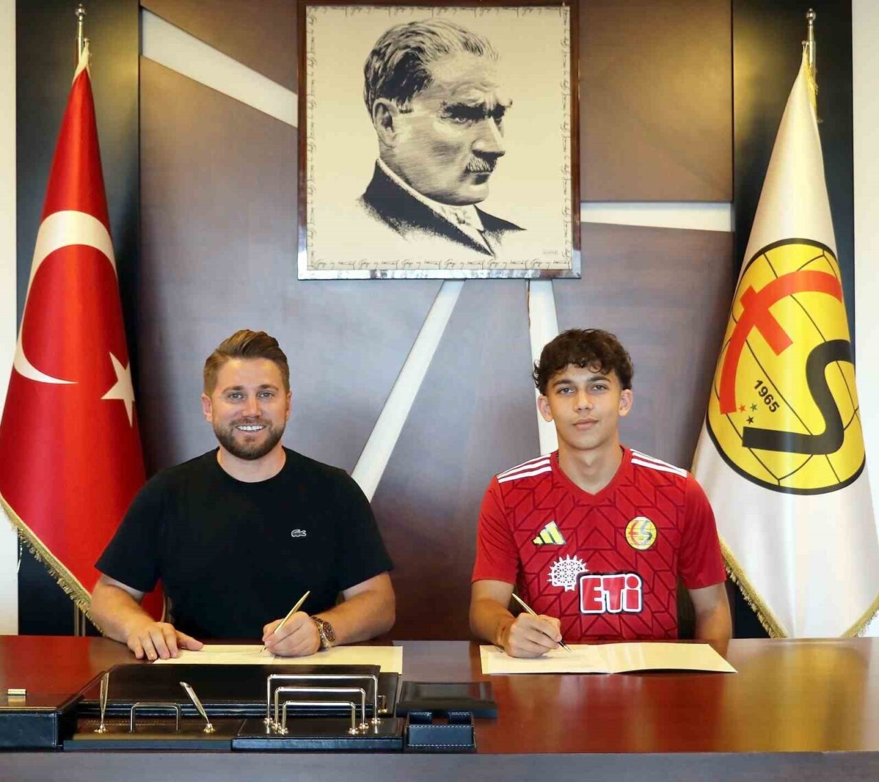 Eskişehirspor geçen sezon U19 takımında oynayan Ozan İsmail Cörüt ile