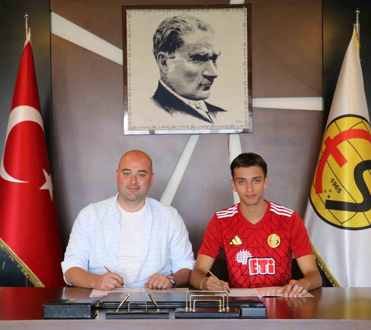 Eskişehirspor altyapısından yetişen 19 yaşındaki Arda Baran Çubuk, Eskişehirspor ile