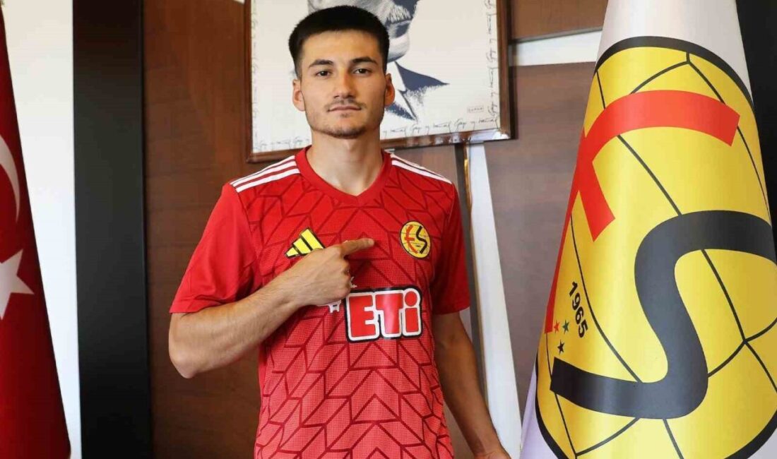 Eskişehirspor 22 yaşındaki sağ bek oyuncusu Emre Koskor ile anlaşma
