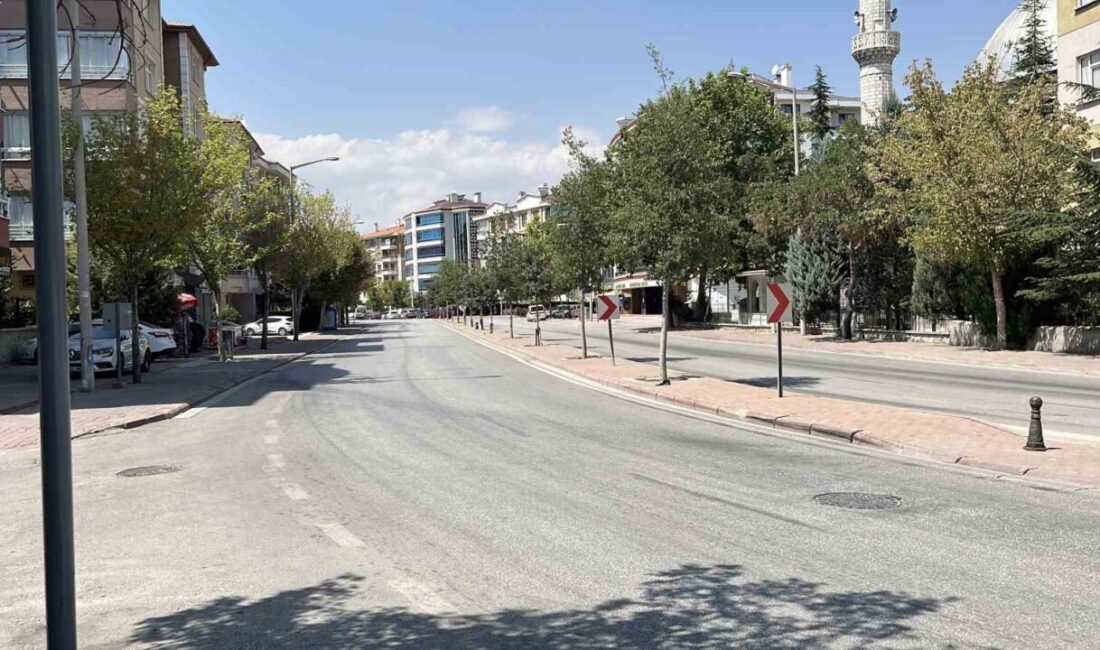 Konya’da bir caddede bulunan virajda meydana gelen kazalar yol kenarındaki