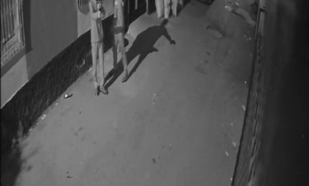 Adana’da gece yüzlerini kapatıp bir evi kurşunlayan iki şüpheliden biri