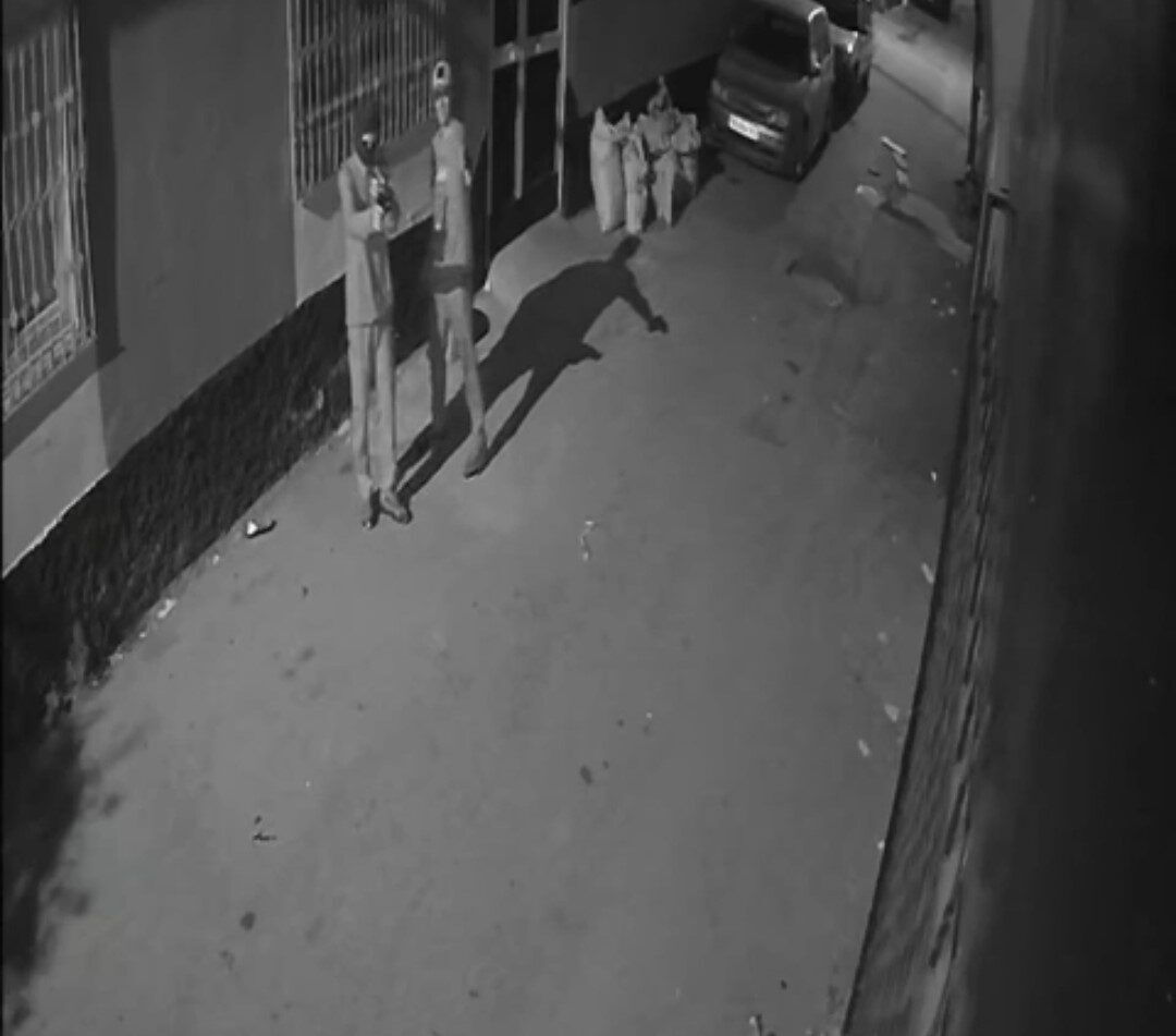 Adana’da gece yüzlerini kapatıp bir evi kurşunlayan iki şüpheliden biri