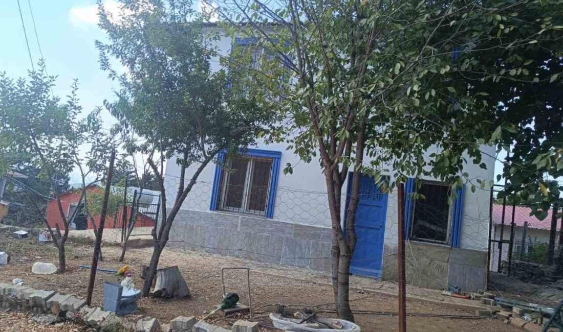 Adana’nın Kozan ilçesinde bir ev sahibi, anlaşmazlık yaşadığı kiracısını sopayla