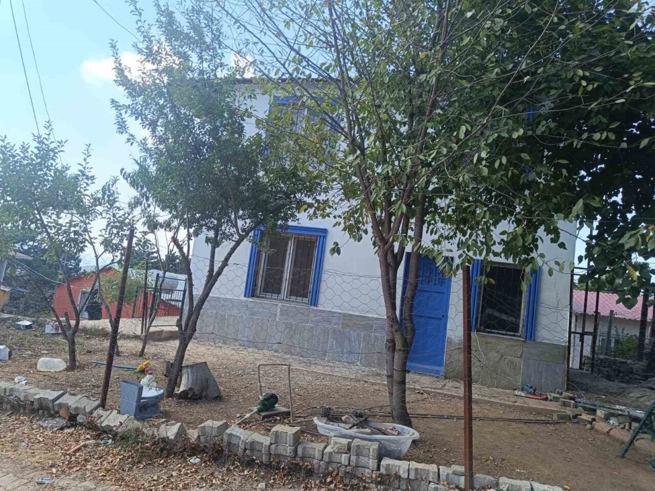 Adana’nın Kozan ilçesinde bir ev sahibi, anlaşmazlık yaşadığı kiracısını sopayla