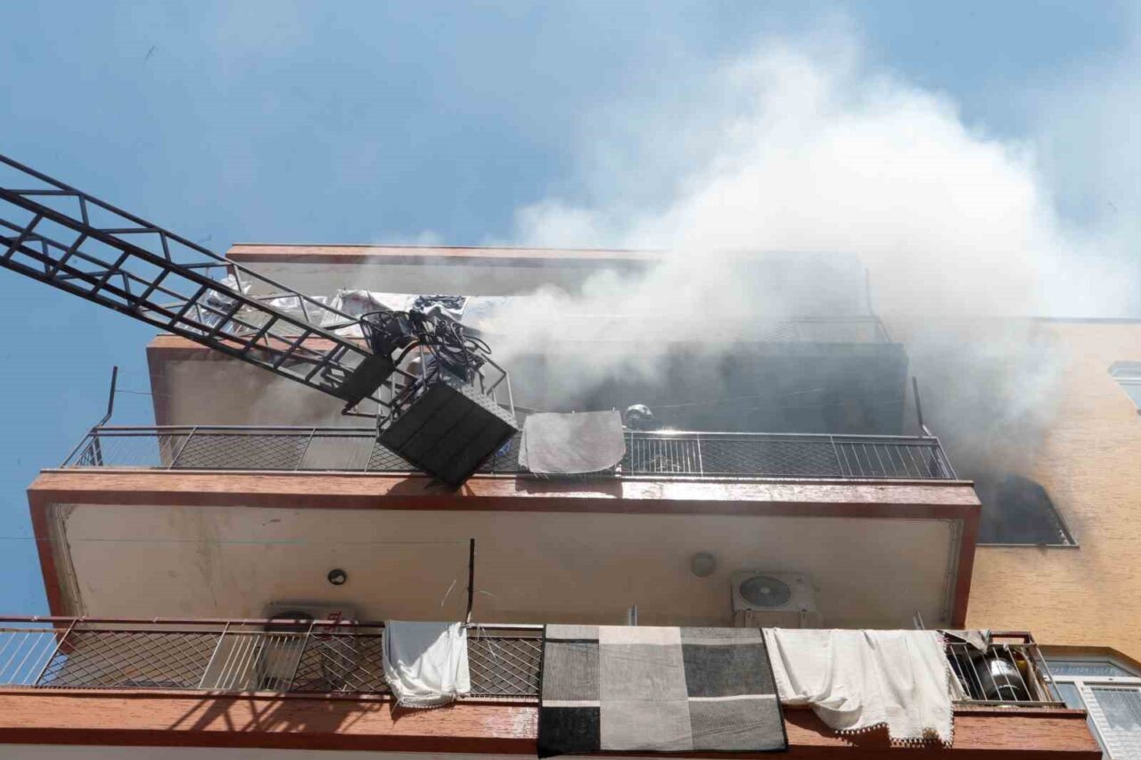 Antalya’da oğlunun yalnız olduğu sırada evde çıkan yangını gören baba,
