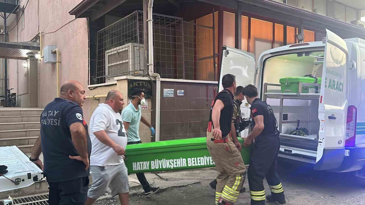 Hatay’da evlatlarının kendisinden haber alamaması üzerine girilen evde yaşayan adam,