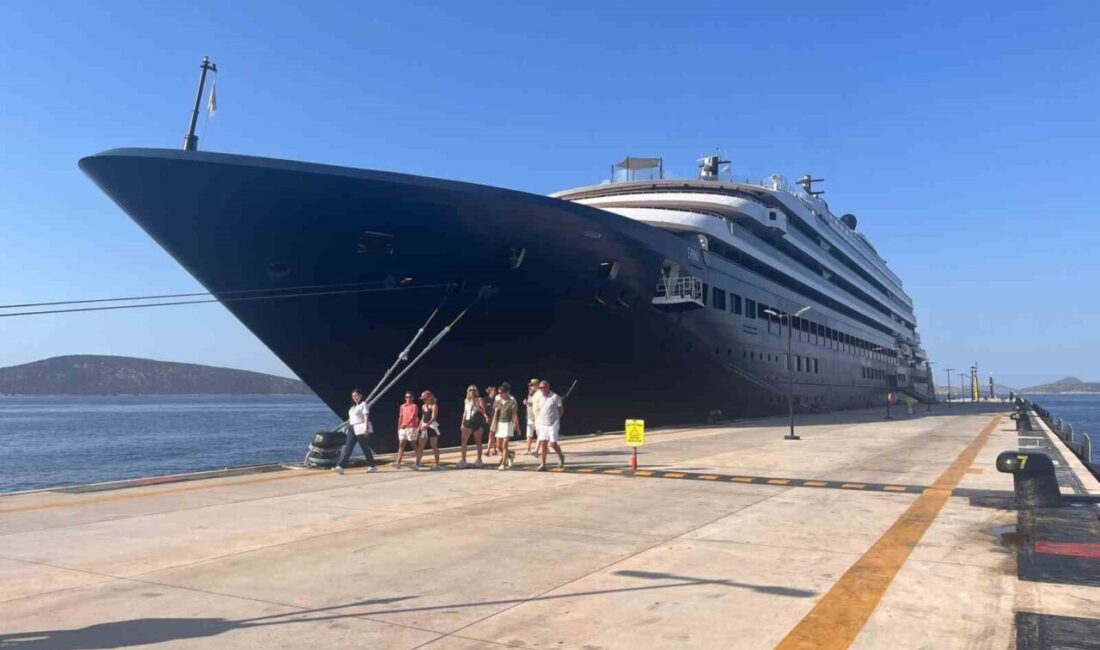190 metre boyundaki lüks yolcu gemisi “Evrima” 279 yolcuyla Bodrum’a