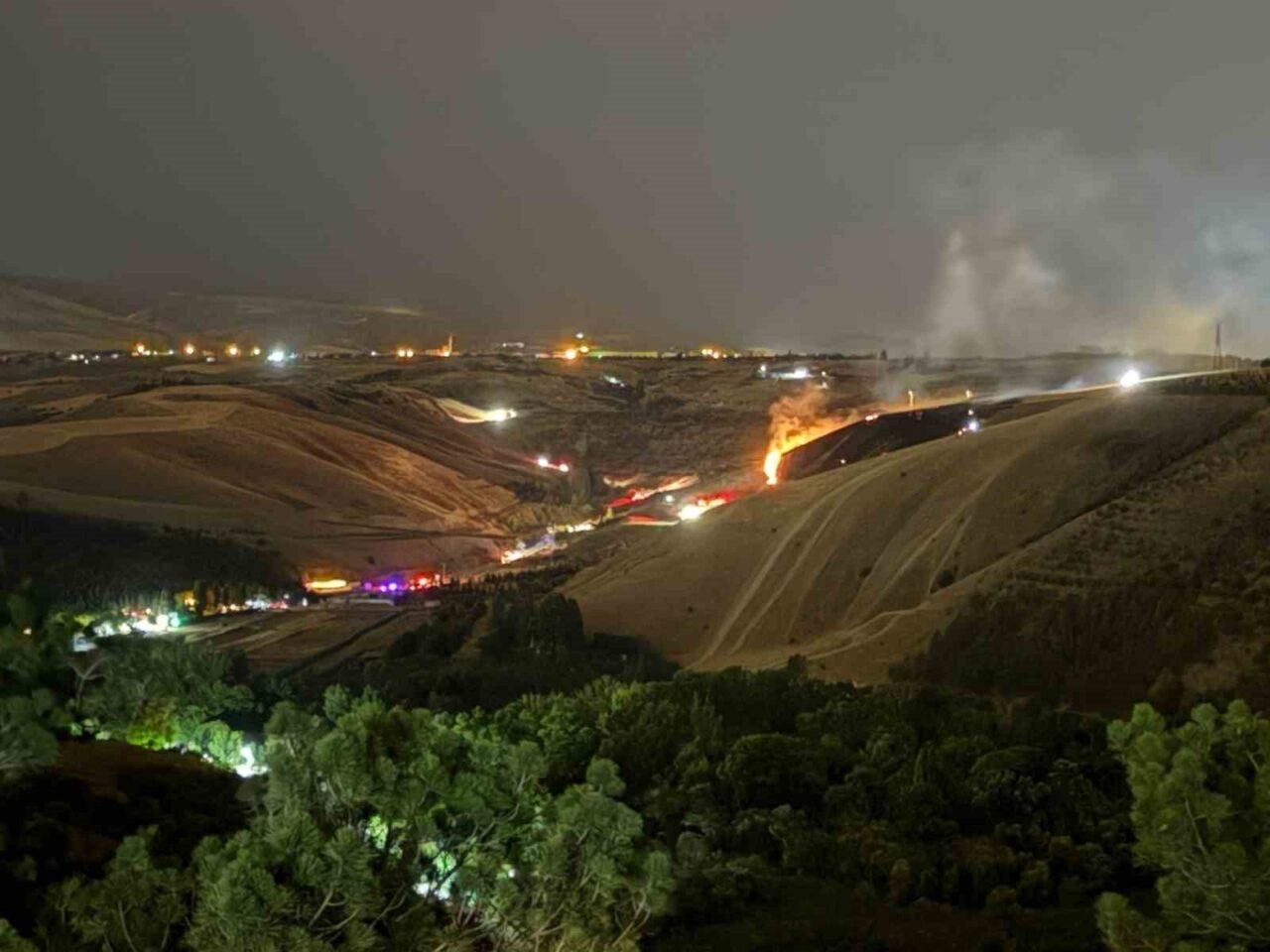 Ankara’nın Gölbaşı ilçesinde Eymir Gölü yakınlarındaki otluk alanda çıkan yangın