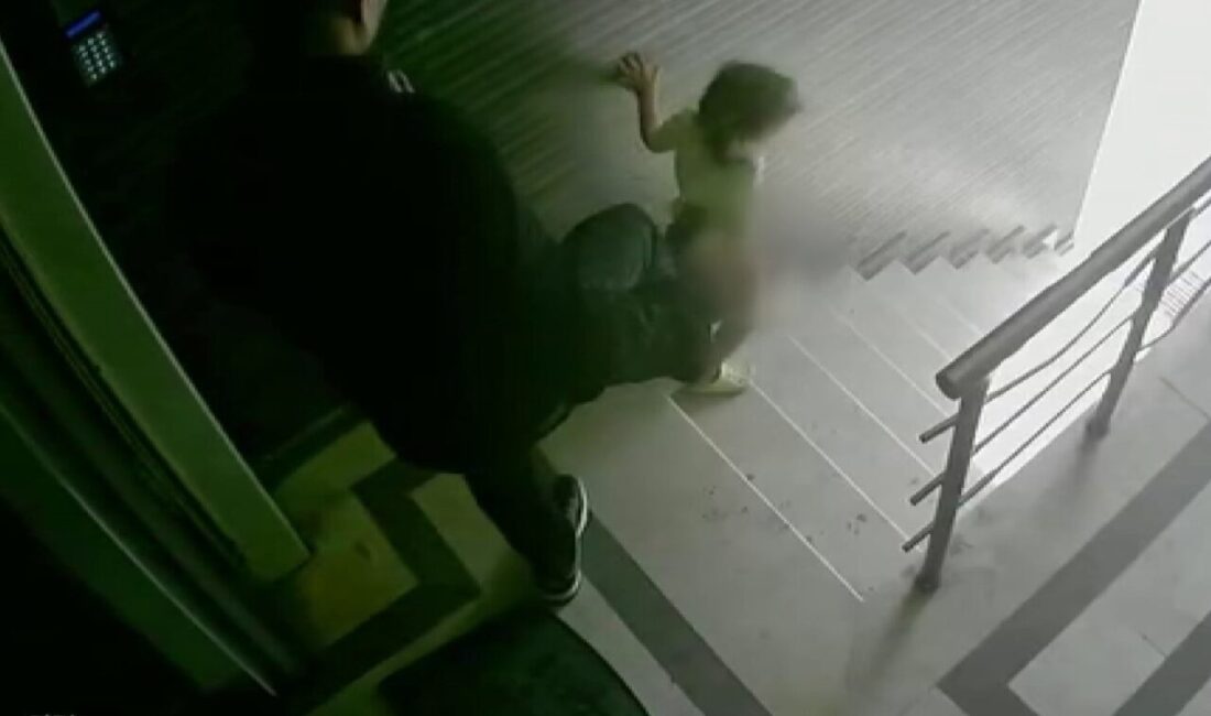 Eyüpsultan’da 3 yaşındaki kızı M.T.’ye apartmanın önünde bulunan merdivenlerde ayağı