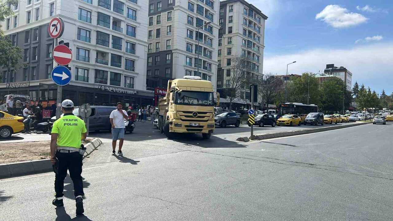 İstanbul’un Eyüpsultan ilçesinde meydana gelen olayda hafriyat kamyonu manevra yaparken