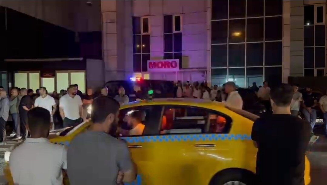 Eyüpsultan’da kimliği belirlenemeyen bir şahıs tarafından silahlı saldırıya uğrayan taksi