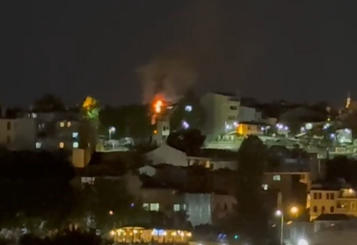 İstanbul Fatih’te 3 katlı binanın çatı katında yangın çıktı. Ekiplerin