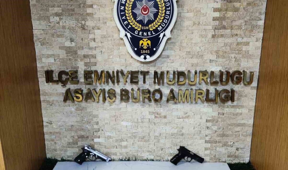 Fatih’te polis ekipleri tarafından kuru sıkı silahları gerçeğe çevirerek piyasaya