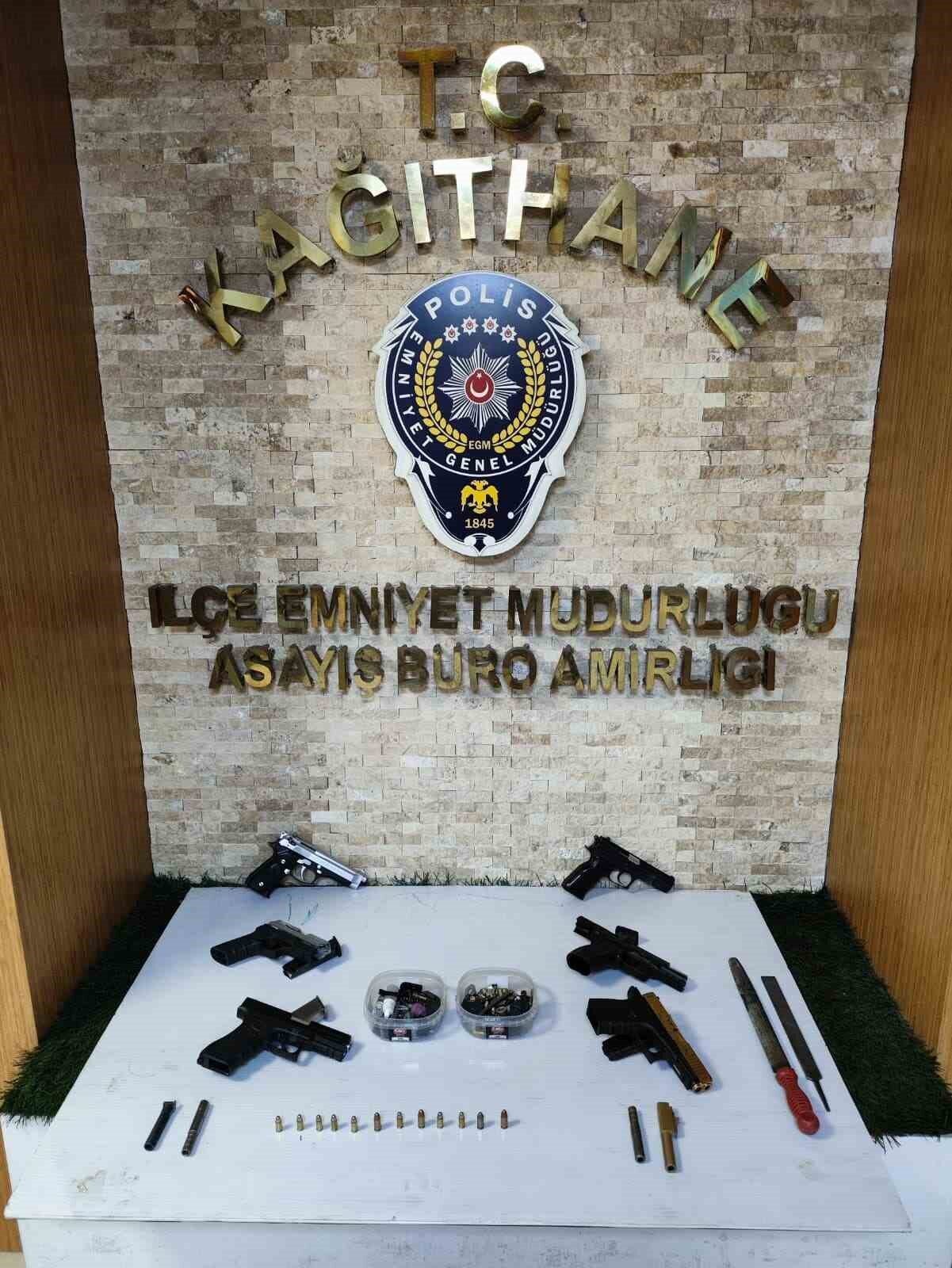 Fatih’te polis ekipleri tarafından kuru sıkı silahları gerçeğe çevirerek piyasaya