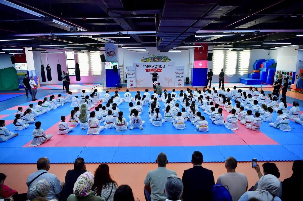 Fatih Belediyesi’nin ev sahipliğinde düzenlenen taekwondo gösterisi, Neslişah Sultan Spor