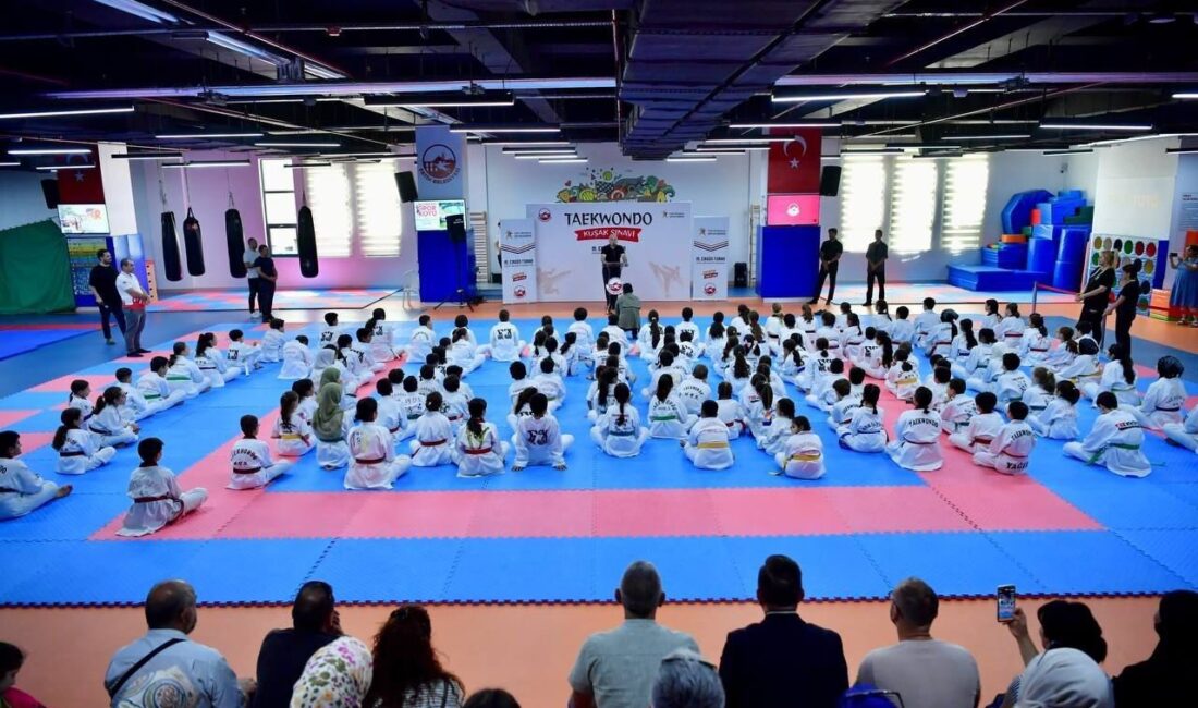 Fatih Belediyesi’nin ev sahipliğinde tekvando gösterisi düzenlendi. 150 lisanslı sporcu,