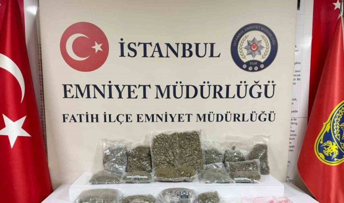 Fatih’te polis ekipleri tarafından düzenlenen uyuşturucu operasyonunda 2 şüpheli yakalanarak