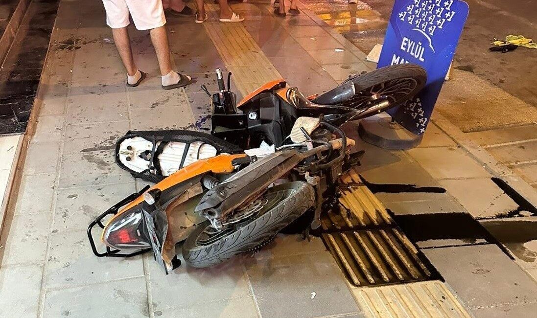 Mersin’de refüjdeki yaya geçidinden yola çıkan motosiklete, hızla gelen araç