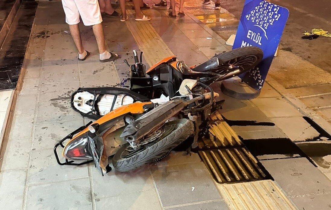 Mersin’de refüjdeki yaya geçidinden yola çıkan motosiklete, hızla gelen araç