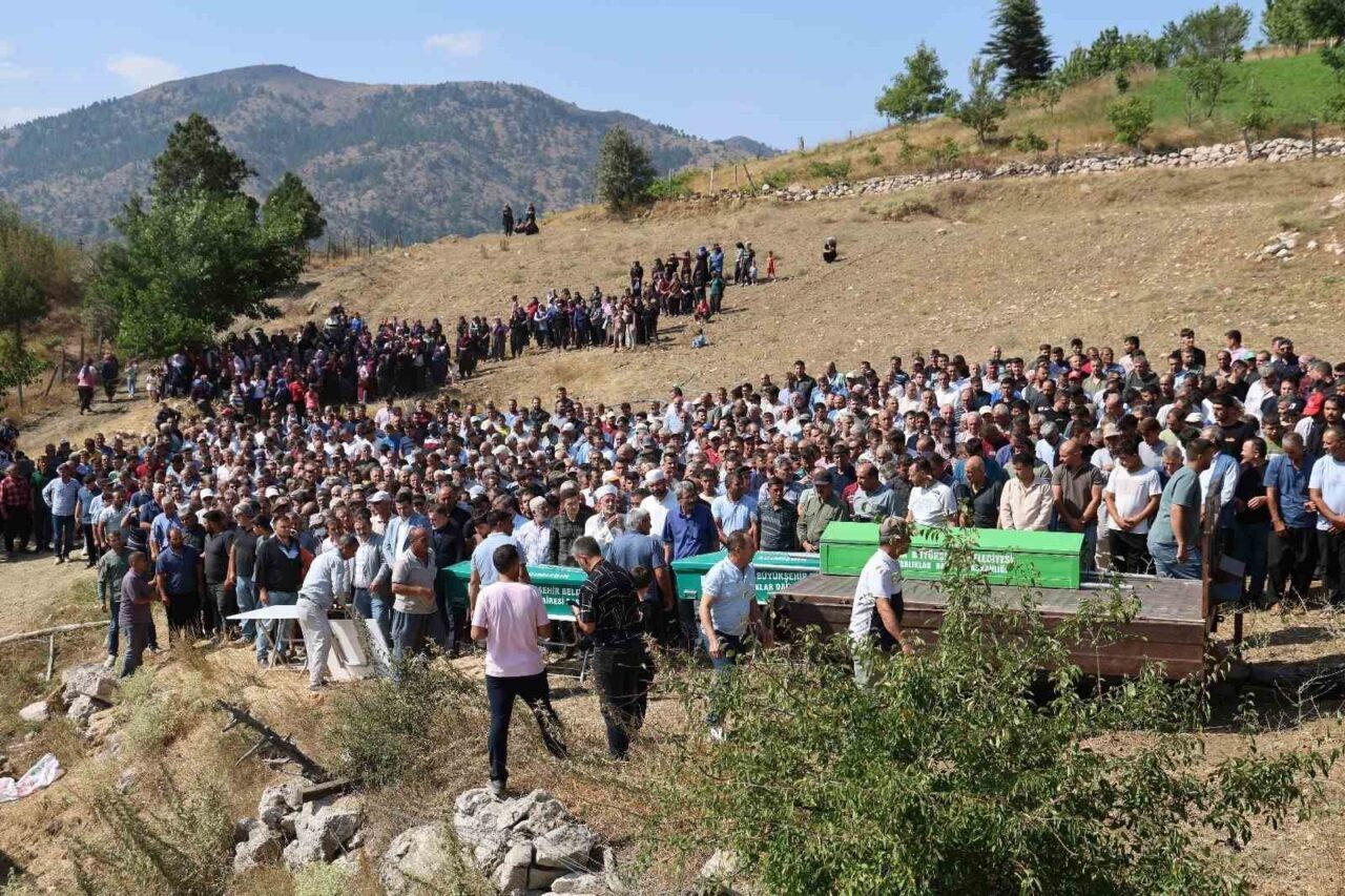 Adana’nın Kozan ilçesinde yaklaşık 70 metrelik uçuruma yuvarlanan otomobilde hayatını