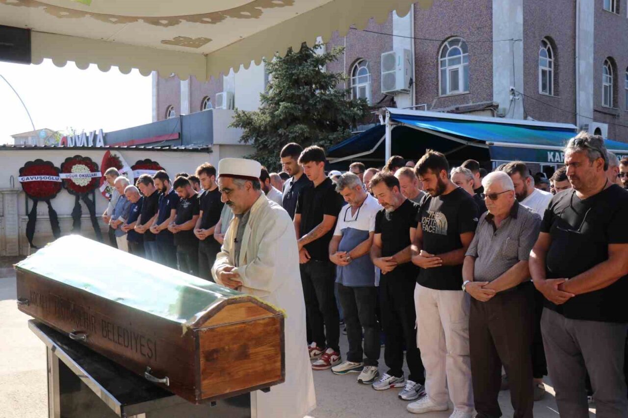 Kuzey Marmara Otoyolu gişelerinde bariyerlere çarparak hurdaya dönen otomobilde hayatını