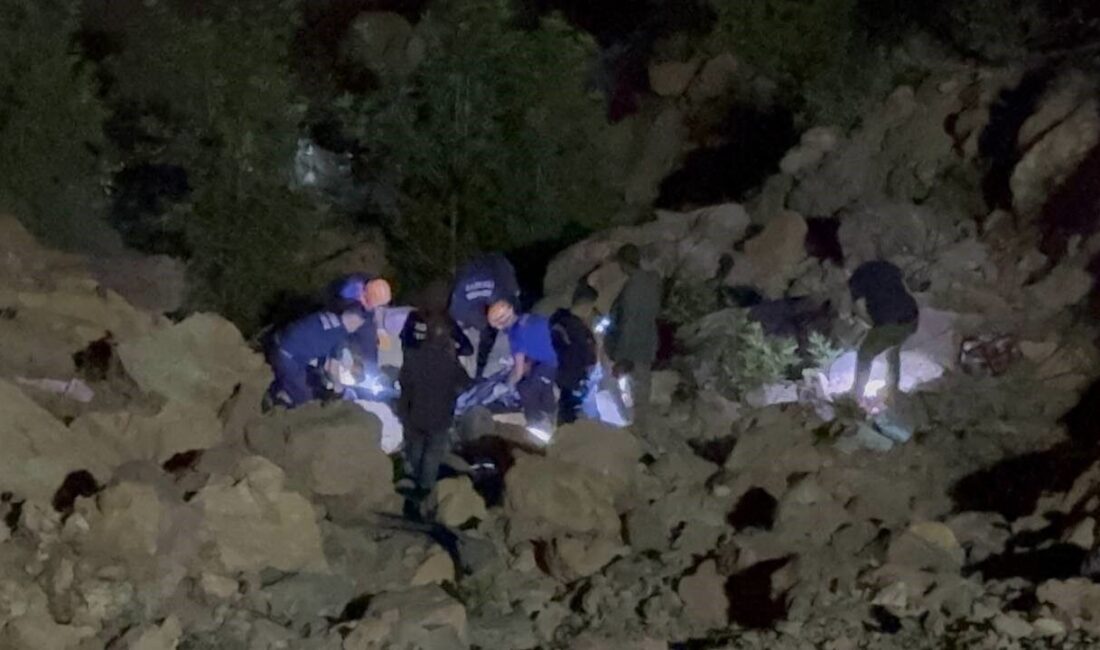 Adana’nın Kozan ilçesinde yaklaşık 70 metrelik uçuruma yuvarlanan otomobilde hayatını