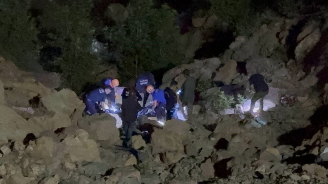 Adana’nın Kozan ilçesinde yaklaşık 70 metrelik uçuruma yuvarlanan otomobilde hayatını