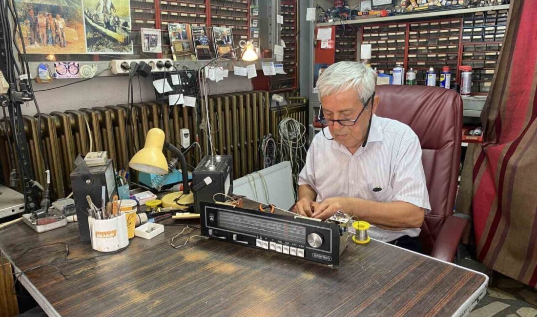 Eskişehir’de yaklaşık 62 yıldır radyo tamirciliği yapan 77 yaşındaki Fehmi