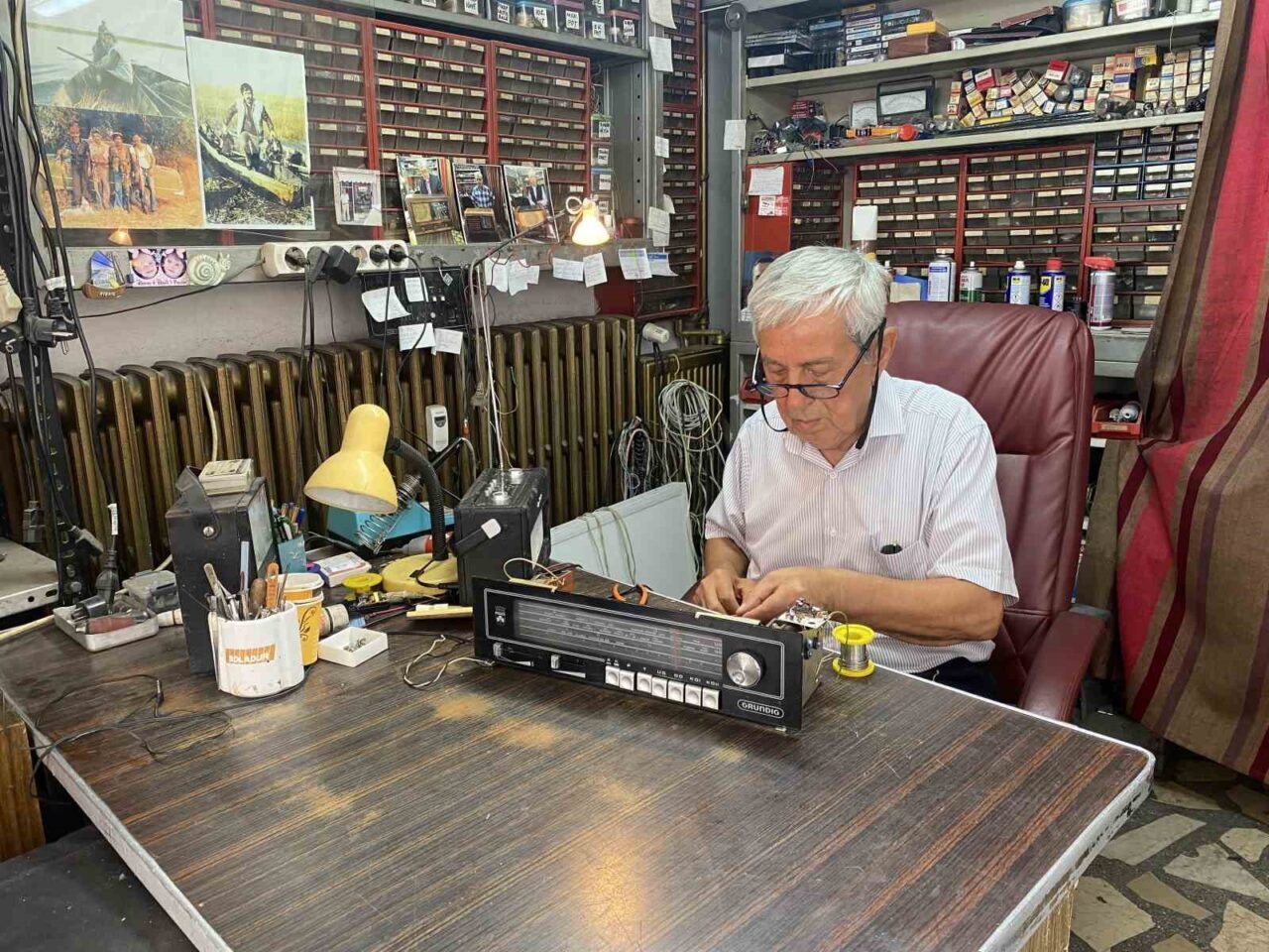 Eskişehir’de yaklaşık 62 yıldır radyo tamirciliği yapan 77 yaşındaki Fehmi