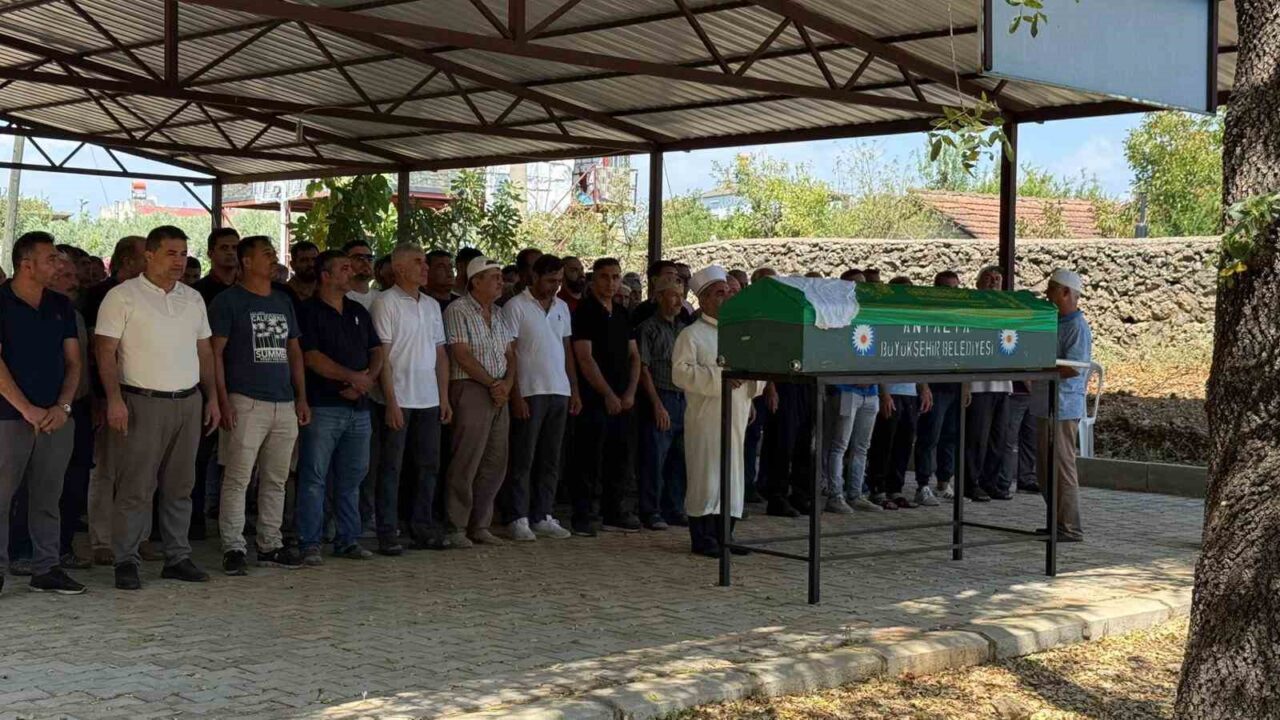 Antalya’nın Serik ilçesinde Dünya Kadınlar Günü’nde felci eşinin sakal tıraşını