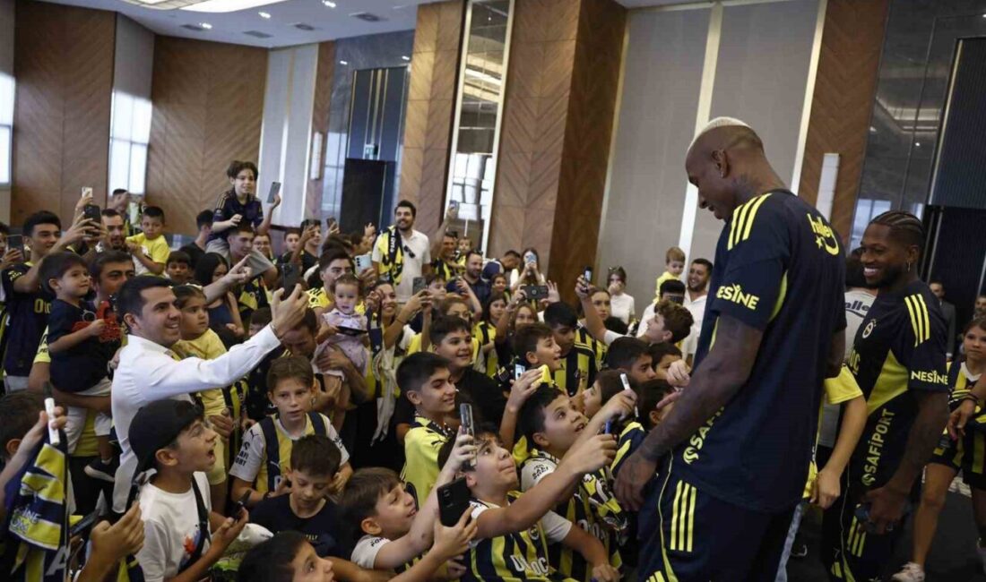 Fenerbahçe’nin bugün Ankara’da Gençlerbirliği ile oynayacağı maç öncesi futbolcular çocuklarla