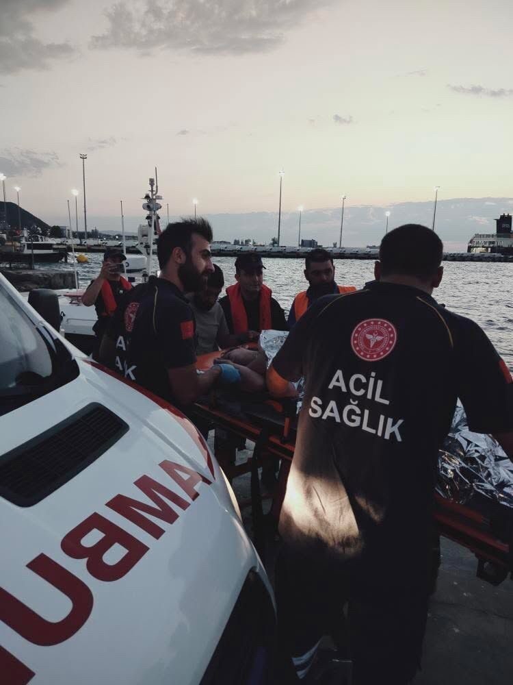 Yalova’dan hareket eden Topçular-Eskihisar Feribotu’ndan denize atlayan kadın yolcu, peşinden