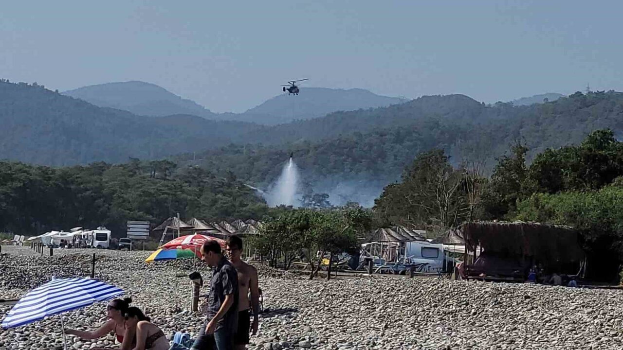 Muğla’nın Fethiye ilçesi Katrancı koyunda başlayan orman yangını ekiplerin havadan