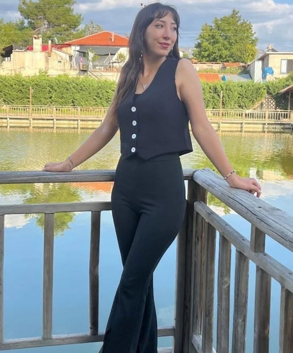 Muğla’nın Fethiye ilçesinde sürücüsünün hakimiyetini kaybetmesi sonucu şarampole devrilen motosikletteki