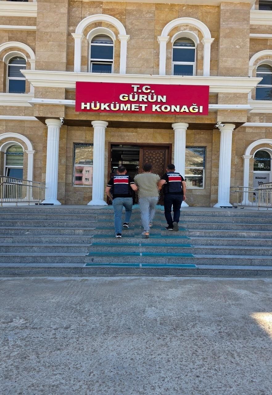 Sivas’ta kesinleşmiş hapis cezası bulunan FETÖ üyesi, jandarma ekipleri tarafından