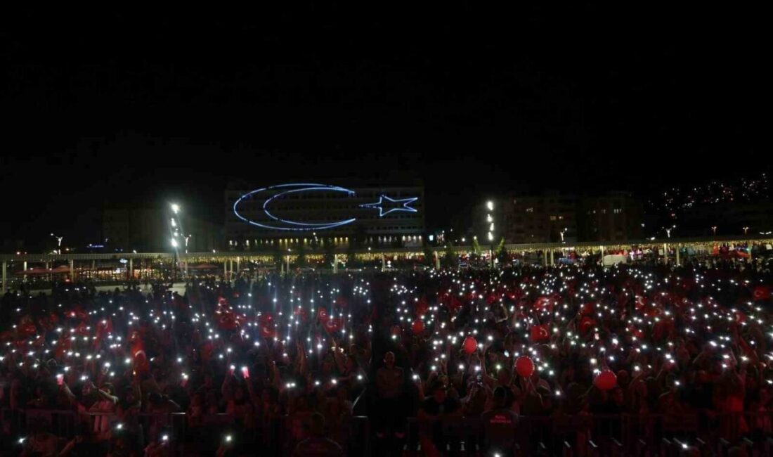 Kocaeli’de Fettah Can, 30 Ağustos Zafer Bayramı’nın 103. yıldönümünde sevenleri