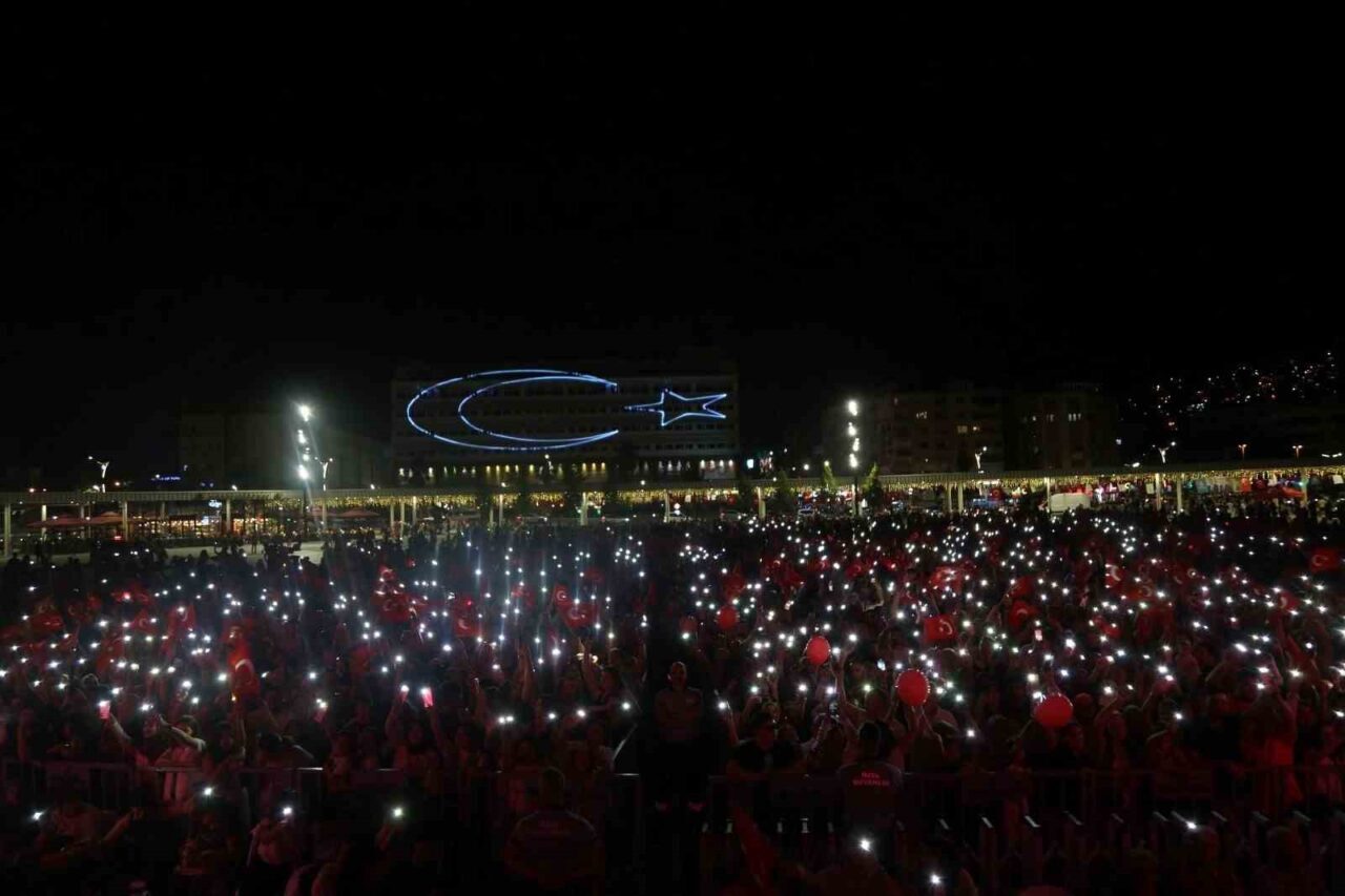 Kocaeli’de Fettah Can, 30 Ağustos Zafer Bayramı’nın 103. yıldönümünde sevenleri