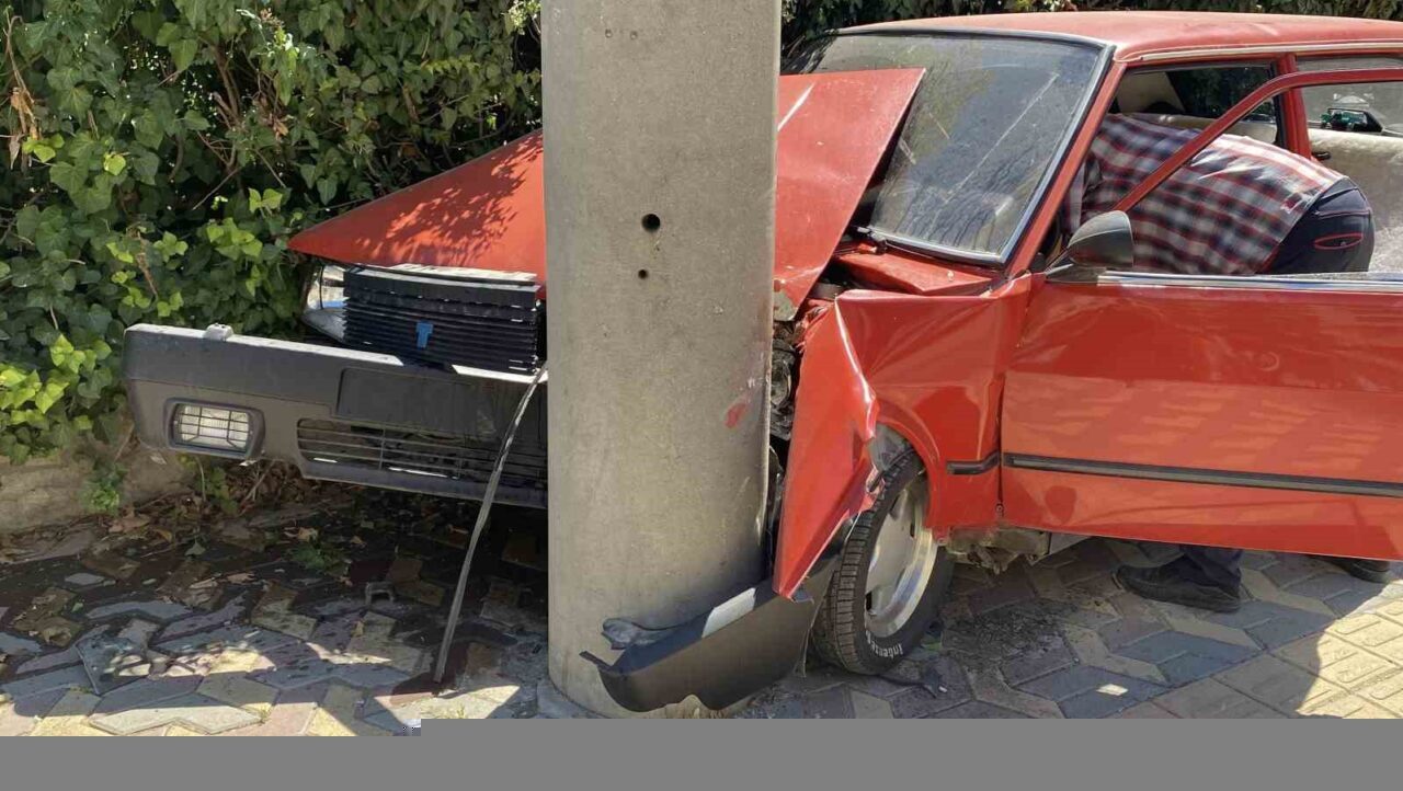 Kastamonu’da önce otomobile, ardından kaldırımdaki beton direğe çarpan Fiat Tofaş