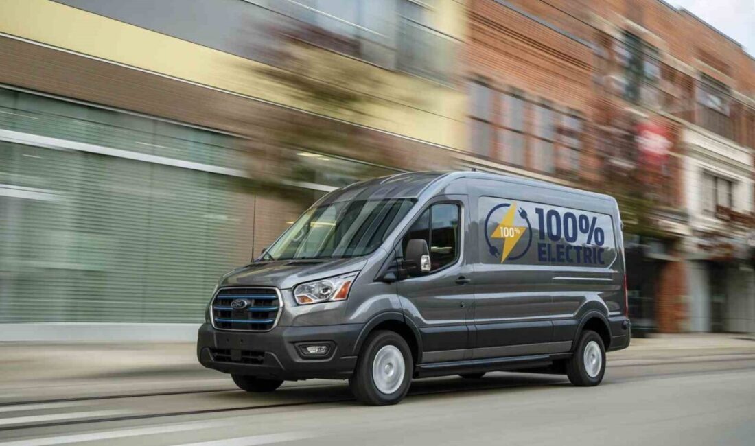 9 Ağustos 1965’te üretim hattından indirilen ilk Ford Transit’in üzerinden