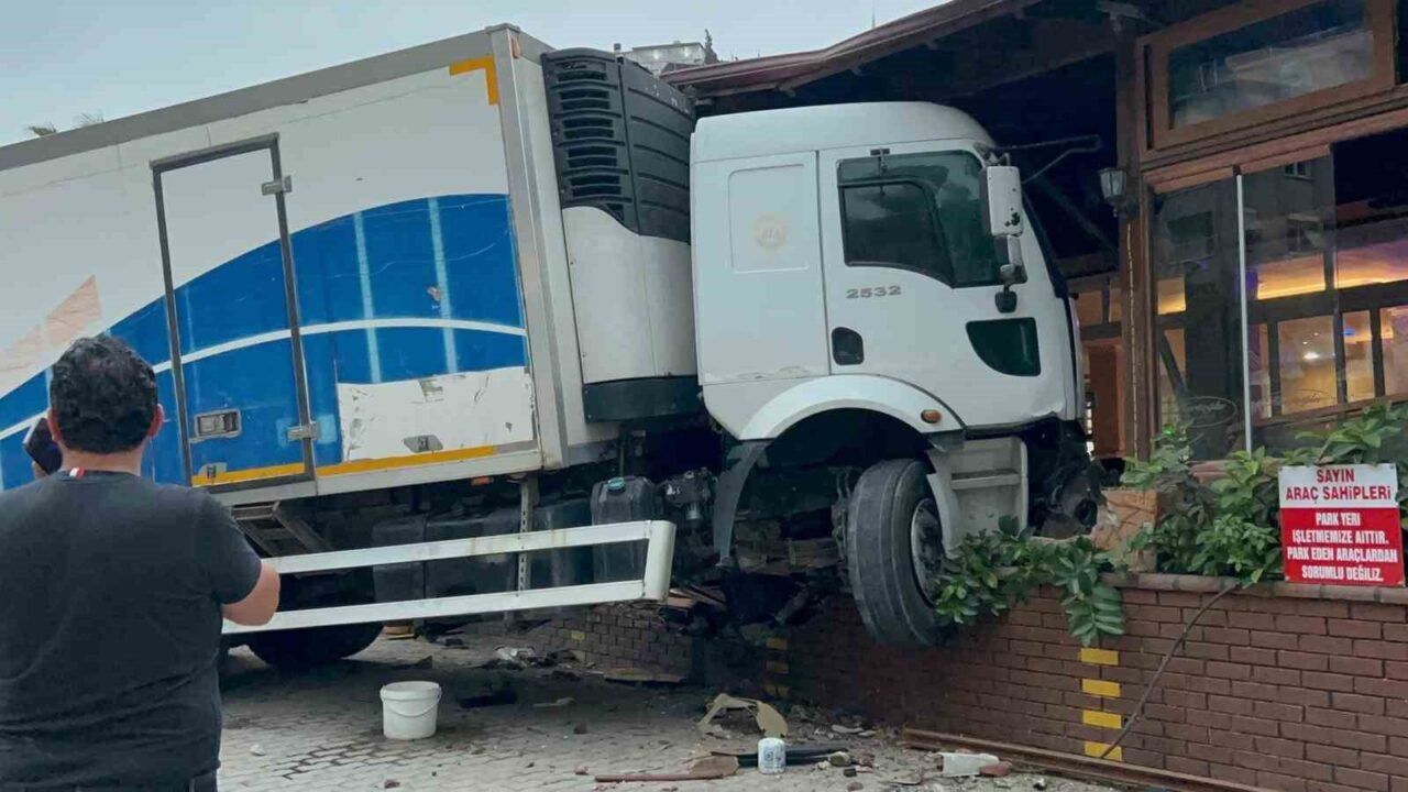 Hatay’da freni arızalanan tır, park halindeki vidanjöre çarptı. Tırın önüne